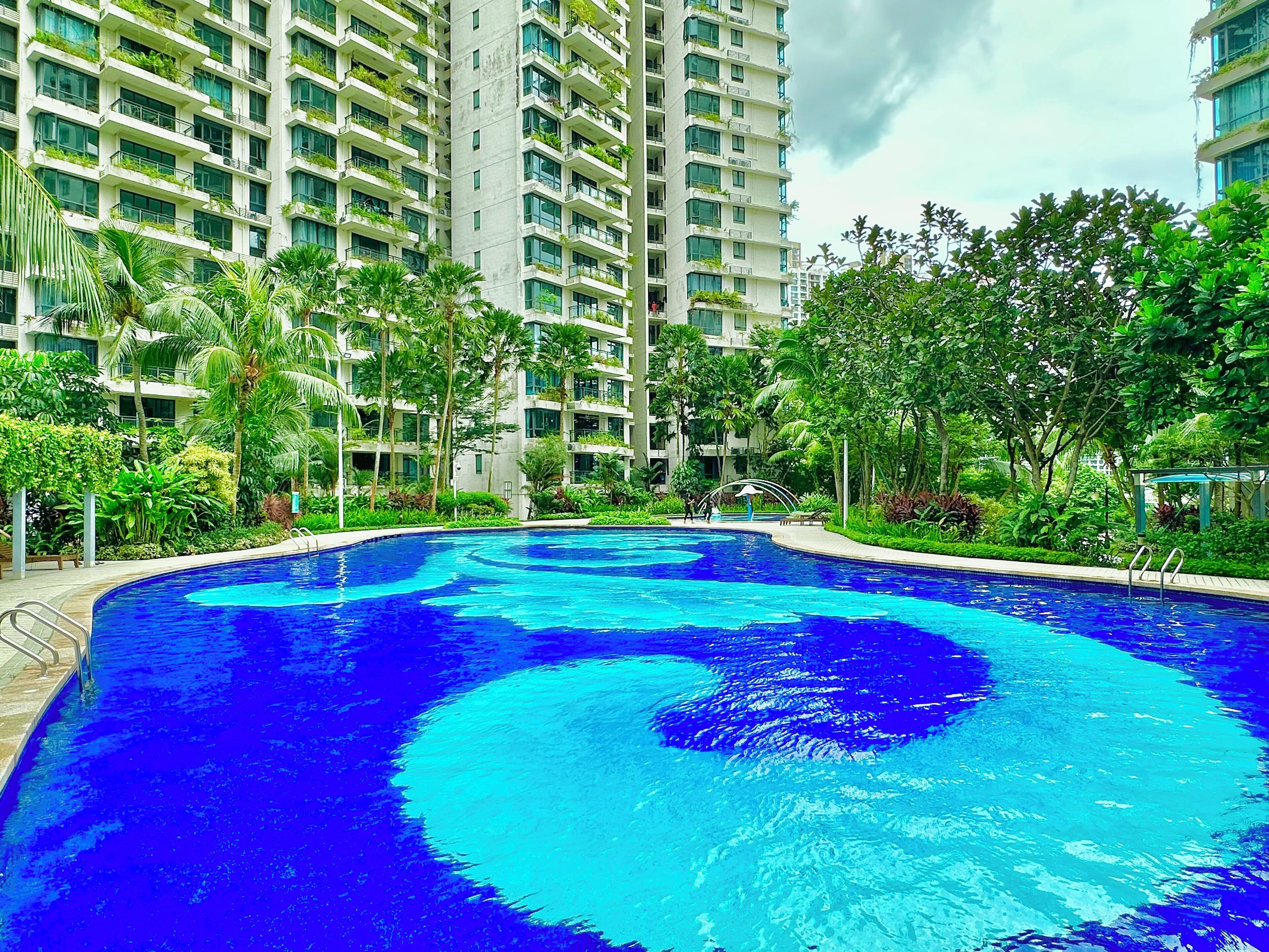Una piscina al aire libre