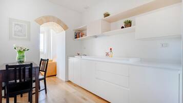 Habitación triple Deluxe, vista a la ciudad | Interior