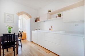 Deluxe driepersoonskamer, uitzicht op de stad | Interieur