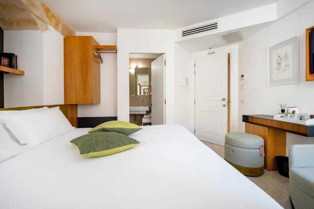 Doppia Standard, vista città | Una scrivania, Wi-Fi gratuito