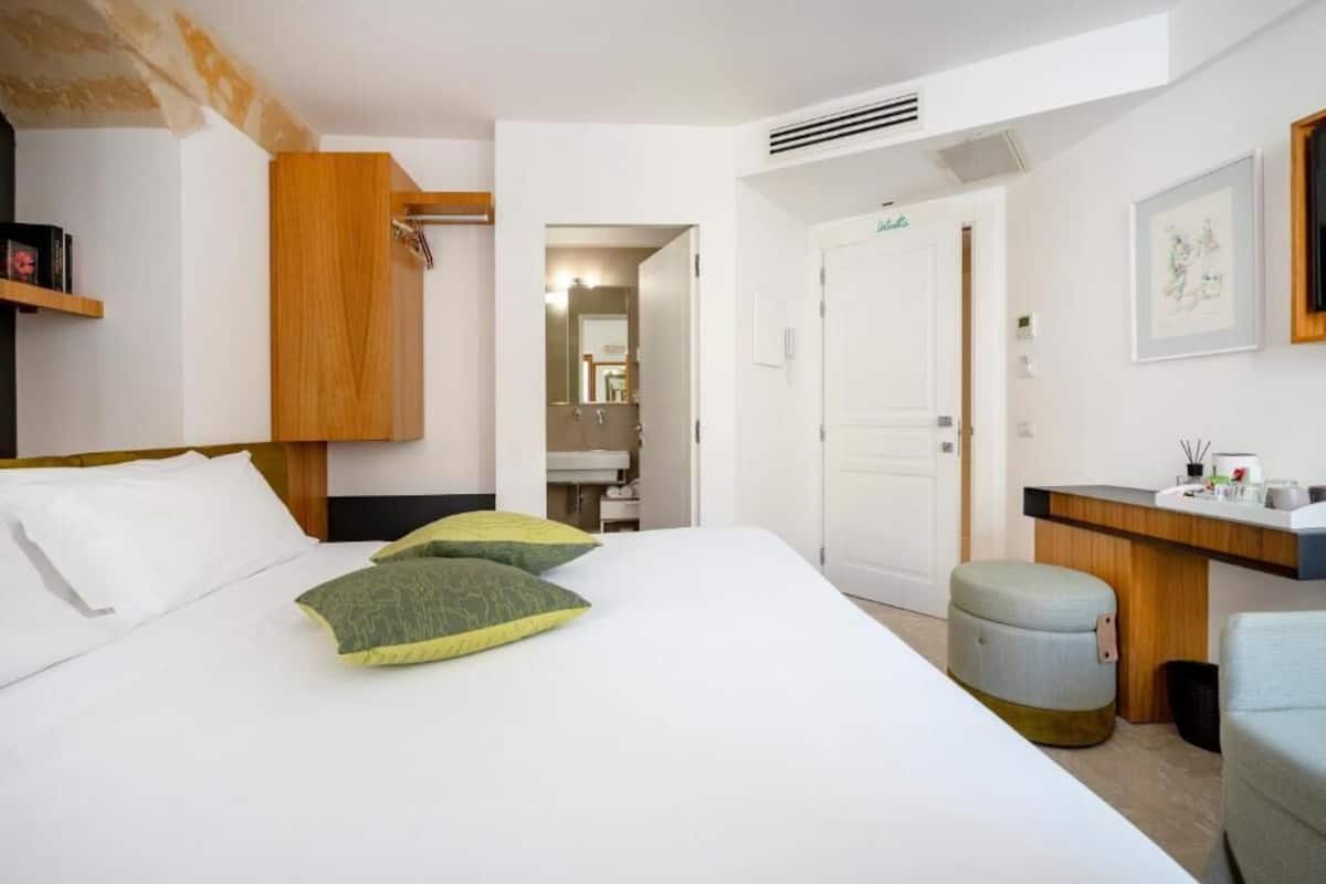 Dobbeltrom – standard, byutsikt | Skrivebord og wi-fi (inkludert)