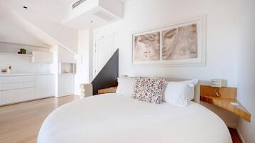 Tremannsrom – deluxe, byutsikt | Skrivebord og wi-fi (inkludert)