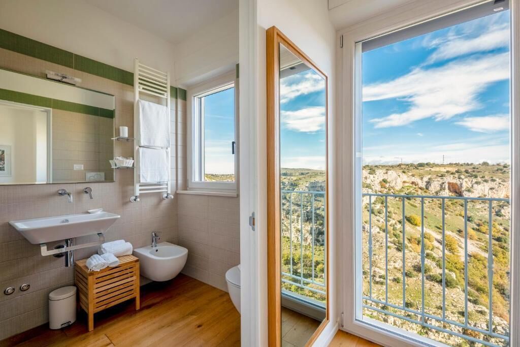 Tripla Deluxe, vista città | Bagno | Doccia, set di cortesia gratuito, asciugacapelli, asciugamani