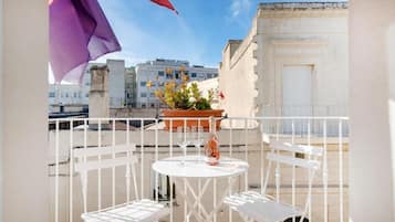 Comfort-Doppelzimmer, Balkon, Stadtblick | Speisen im Freien