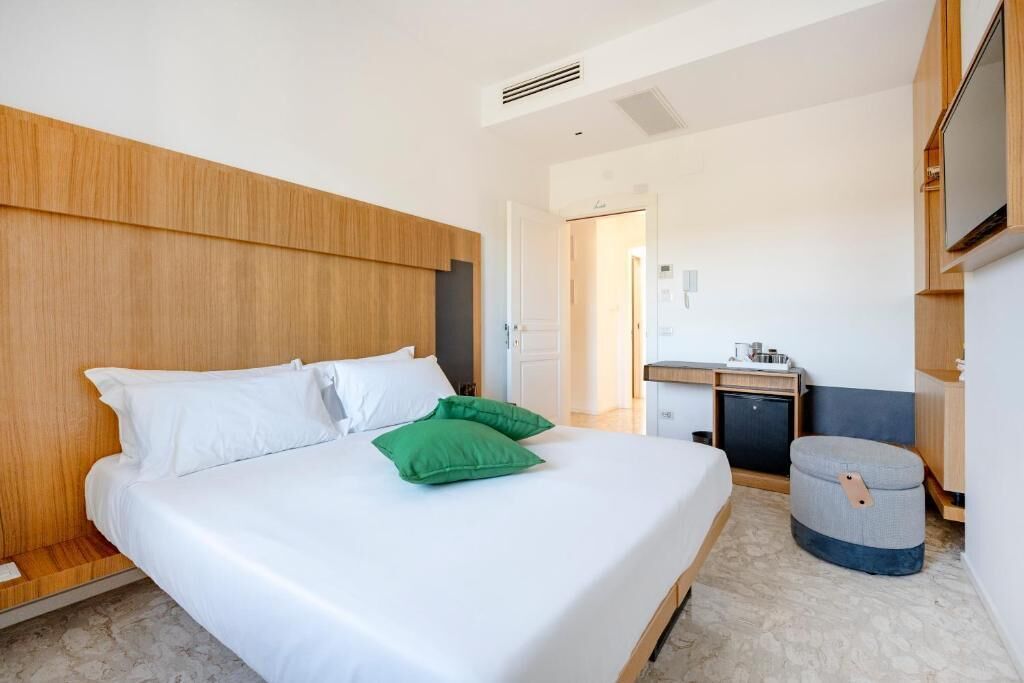 Doppia Standard, vista città | Una scrivania, Wi-Fi gratuito