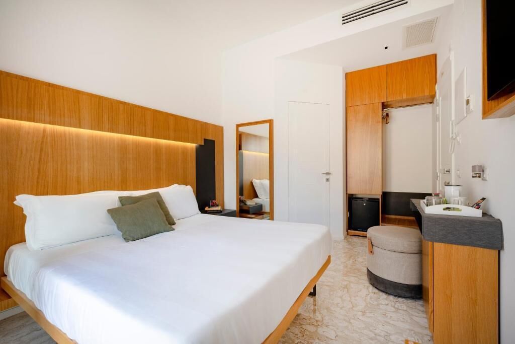 Doppia Comfort, balcone, vista città | Una scrivania, Wi-Fi gratuito