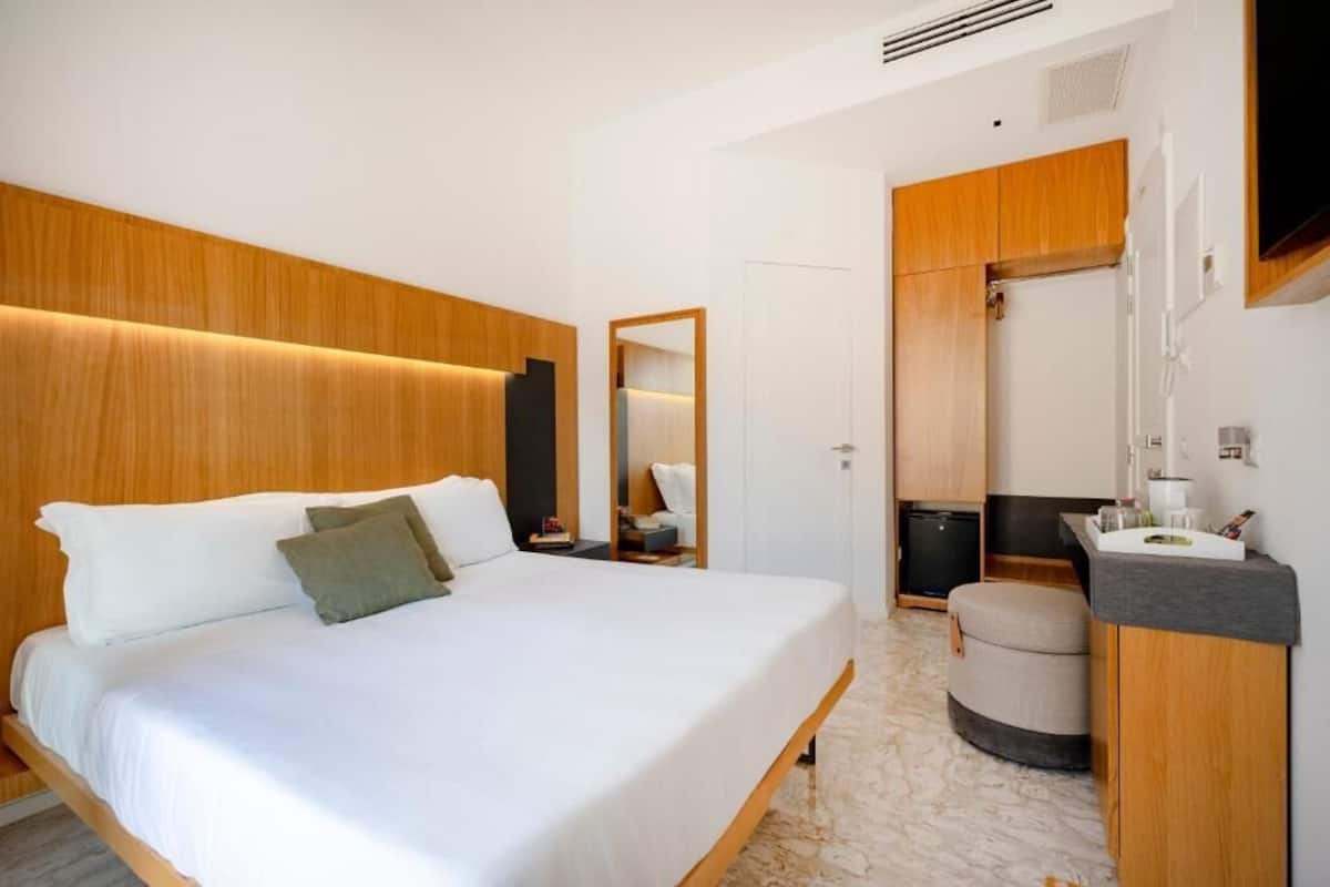 Dobbeltrom – comfort, balkong, byutsikt | Skrivebord og wi-fi (inkludert)