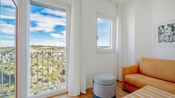 Deluxe driepersoonskamer, uitzicht op de stad | Woonruimte