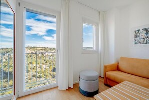 Tremannsrom – deluxe, byutsikt | Oppholdsområde