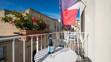 Enkeltrom – comfort, balkong, byutsikt | Utendørsservering