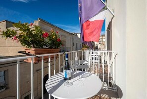 Enkeltrom – comfort, balkong, byutsikt | Utendørsservering