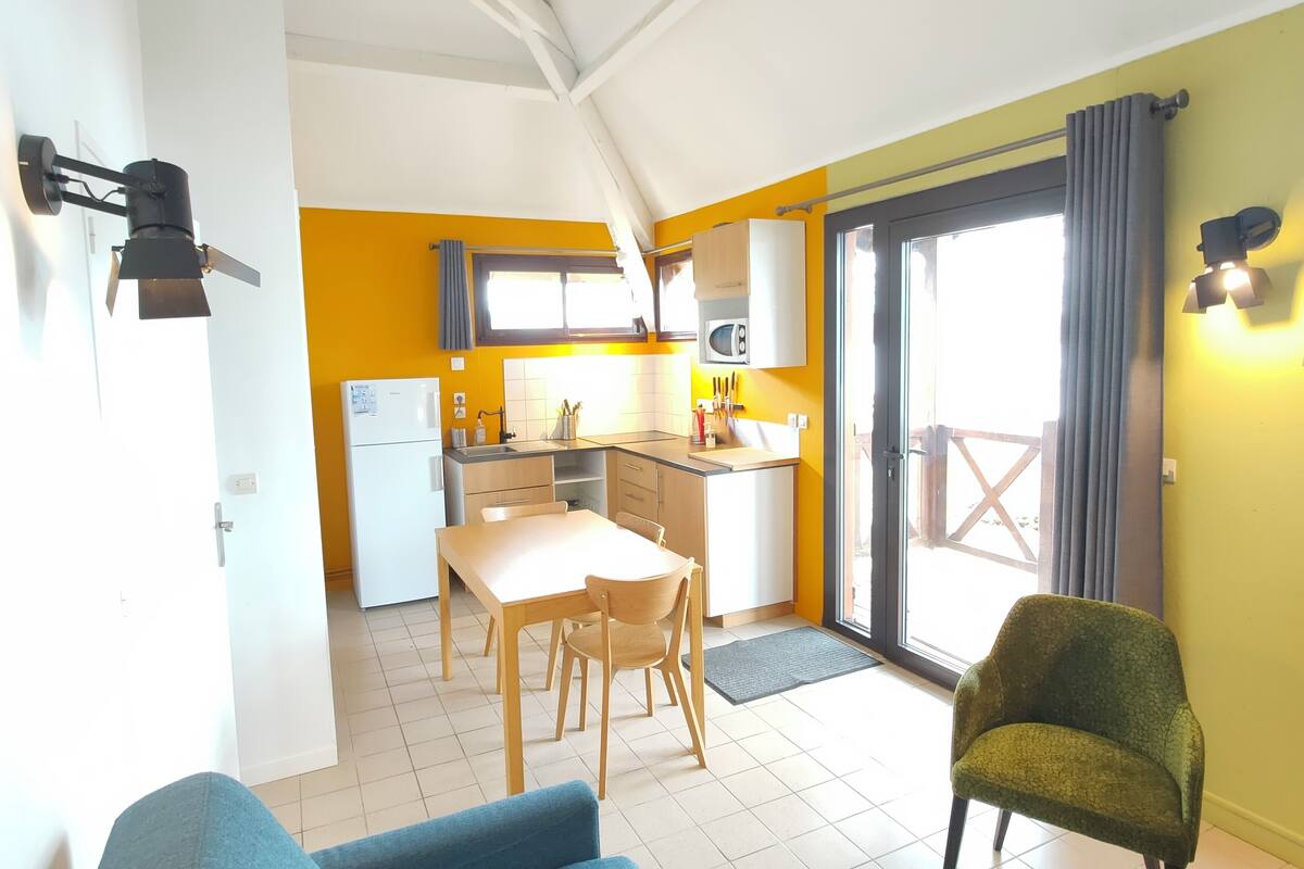 Stuga - uteplats - sjöutsikt | Vardagsrum | Ett bordtennisbord