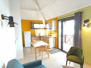 Chalet, patio, vue sur le lac | Aire de séjour | Table de ping-pong