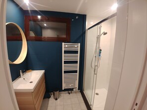 Chalet, terrasse, vue sur le lac | Salle de bain