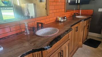 Douche, baignoire Ă jets, sĂšche-cheveux, serviettes fournies