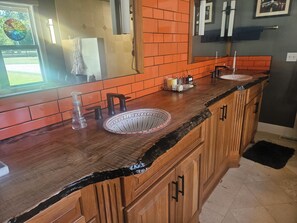 Bruser, boblebadekar, hårtørrer, håndklæder