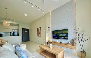 Departamento Deluxe, 2 habitaciones, vista a la ciudad | Área de sala de estar