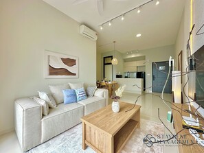 Departamento Deluxe, 2 habitaciones, vista a la ciudad | Área de sala de estar