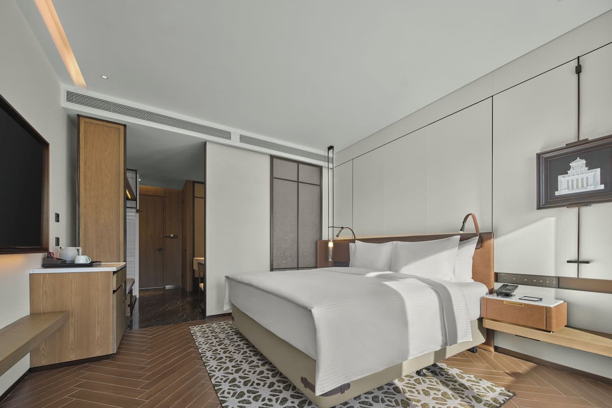 Desk, free WiFi, bed sheets