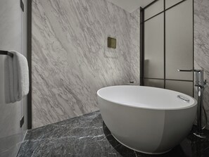 Classic Double Room, 1 King Bed | Bathroom | Free toiletries, hair dryer, bathrobes, towels - Wanda Realm Changchun (Changchun)