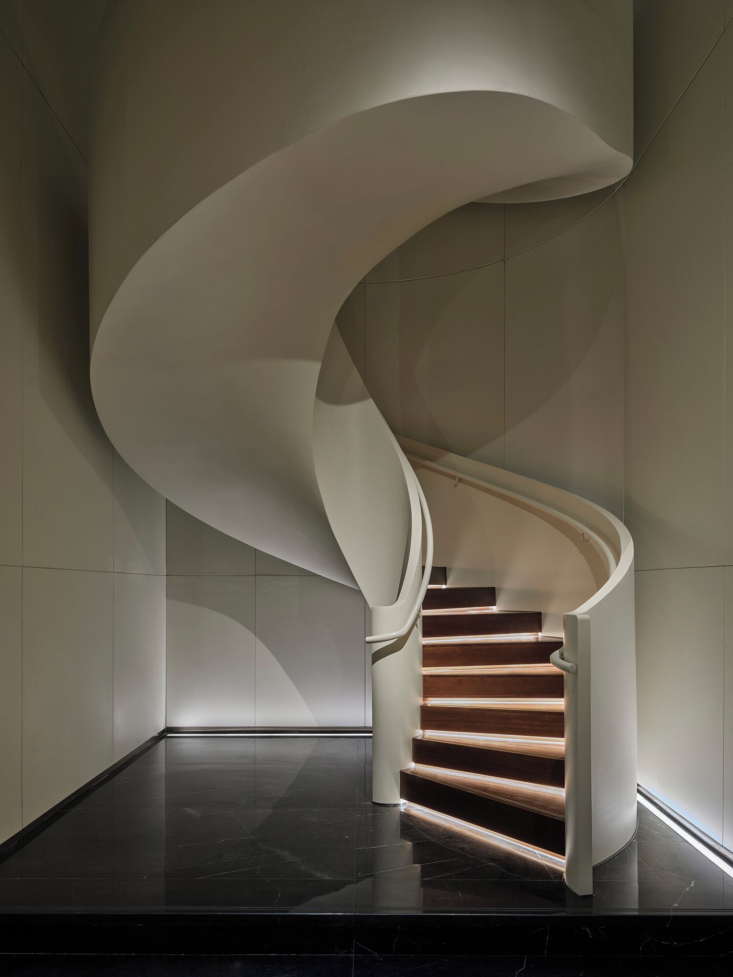 Gosa de caragol amb un disseny modern, fabricada amb fusta i materials blancs, en un interior minimalista.