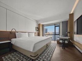 Escritorio, wifi gratis y ropa de cama 