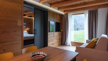 Luxury Suite, Mountain View | Living area