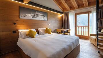 Doppia Deluxe, vista montagna | Una cassaforte in camera, una scrivania, postazione laptop