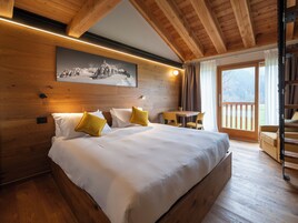 华丽双人房, 山景 | 客房内保险箱、办公桌、笔记本电脑工作区、隔音