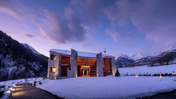 A stone and wood cabin with a wooden balcony, surrounded by snow-covered mountains. - Chambre d' Hotes Vista Monte Bianco (La Salle)