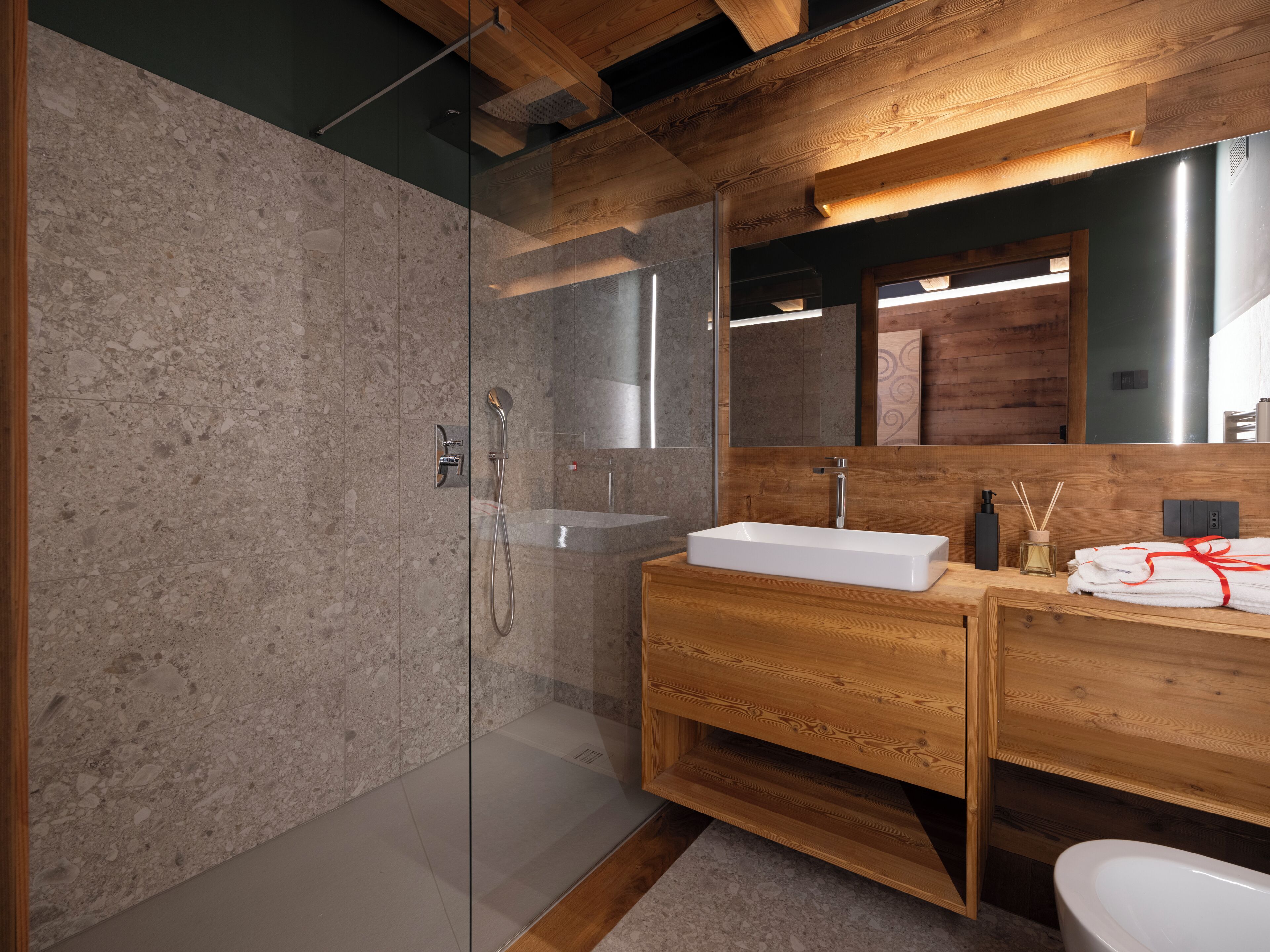 Habitación doble superior, vistas a la montaña | Baño | Ducha, secador de pelo, toallas y jabón