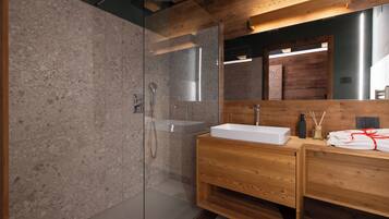 Habitación doble superior, vistas a la montaña | Baño | Ducha, secador de pelo, toallas y jabón