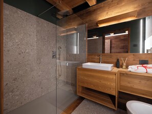 Habitación doble superior, vista a la montaña | Baño | Regadera, secadora de cabello, toallas, jabón 