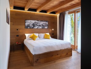 Luxury Suite, Mountain View | In-room safe, desk, laptop workspace, soundproofing - Chambre d' Hotes Vista Monte Bianco (La Salle)