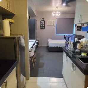 Private kitchen - Cozy 1-bedroom condo with AC in charming Muntinlupa (Muntinlupa)