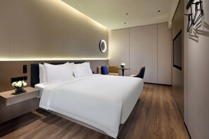 Superior-Doppelzimmer, Zimmerreinigung | Daunenbettdecken, Schreibtisch, laptopgeeigneter Arbeitsplatz