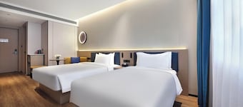 Jinglai Zhenxuan Shanghai Tongji Hospital Xincun Road Subway Station Hotel