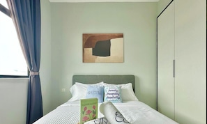 Apartamento, 3 habitaciones, balcón, vistas al jardín | Cortinas opacas, tabla de planchar con plancha, wifi gratis