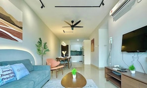 Apartamento, 3 habitaciones, balcón, vistas al jardín | Zona de estar | Una televisión de pantalla plana