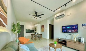 Apartamento Confort, 2 habitaciones, balcón, vistas al jardín | Zona de estar | Una televisión de pantalla plana