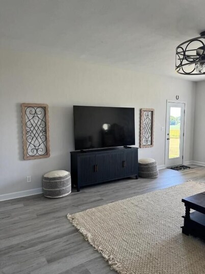 Hilltop Country Home with Hot Tub 2049