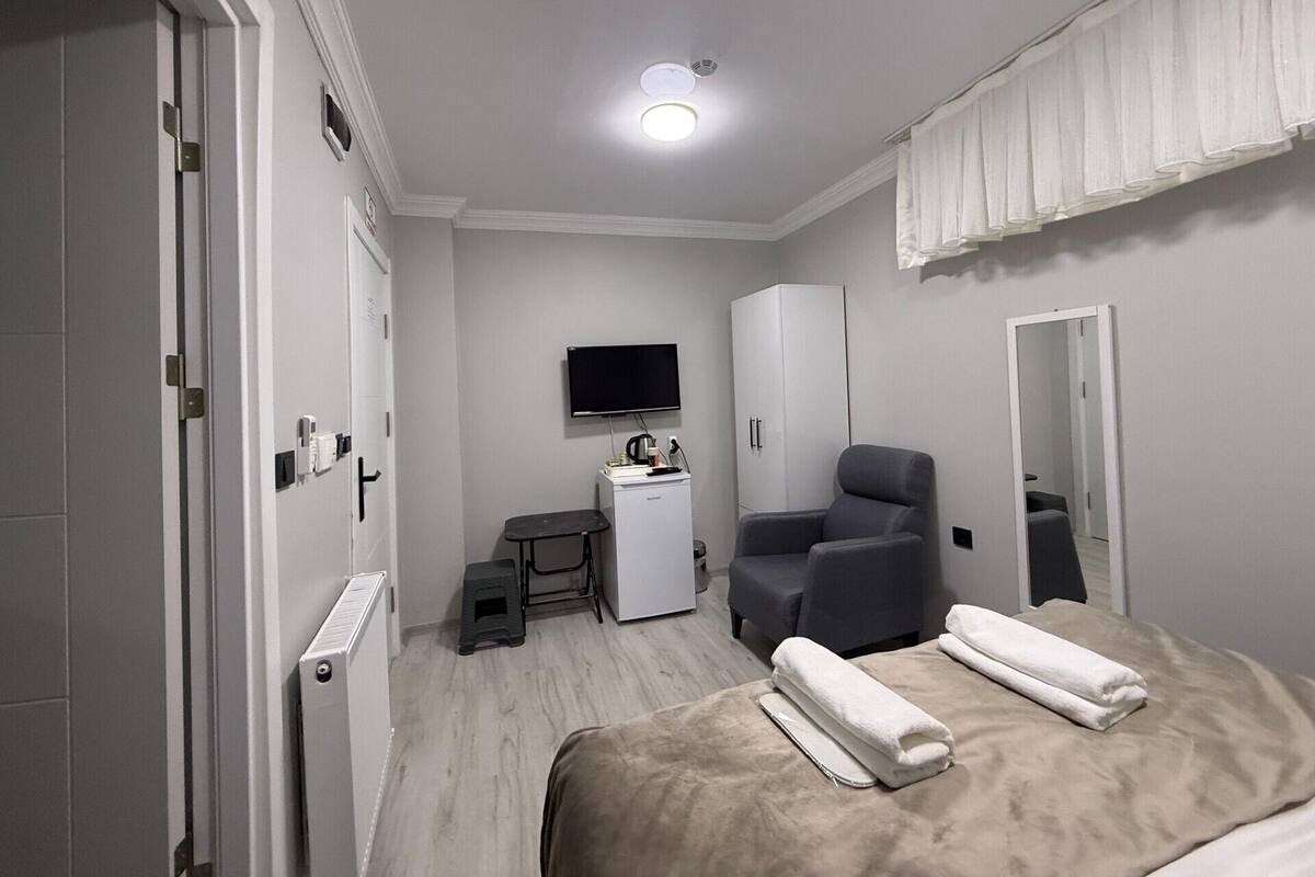 Economy Room | Desk, iron/ironing board, WiFi (free), bed sheets