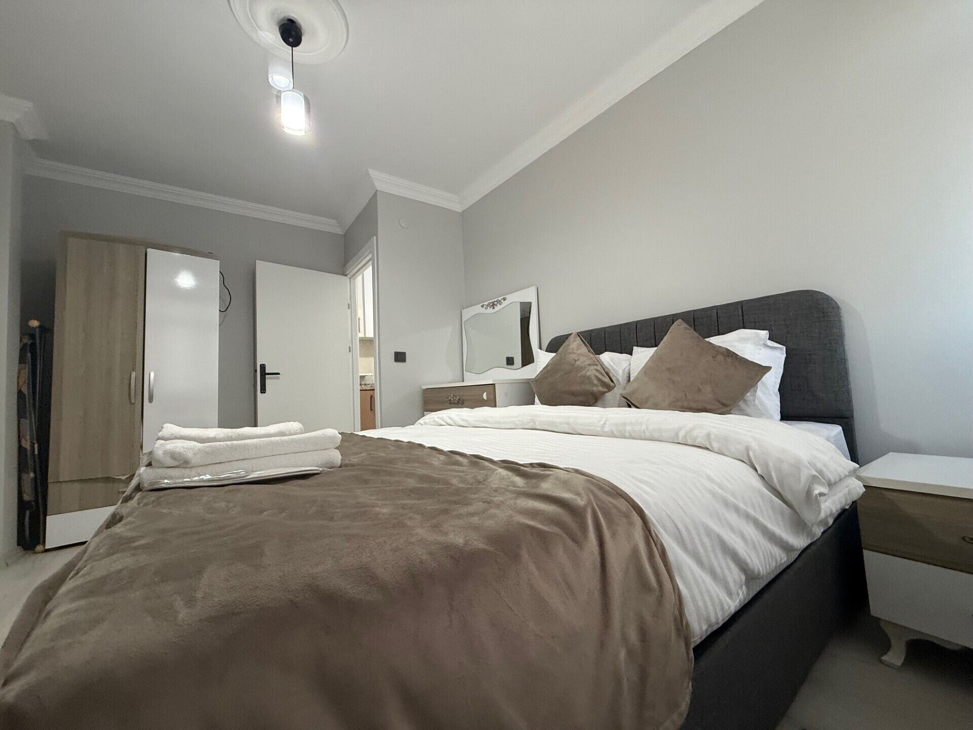 شقة حصرية | مكتب ومكواة/لوح كي وواي فاي مجانًا وملاءات أسرّة