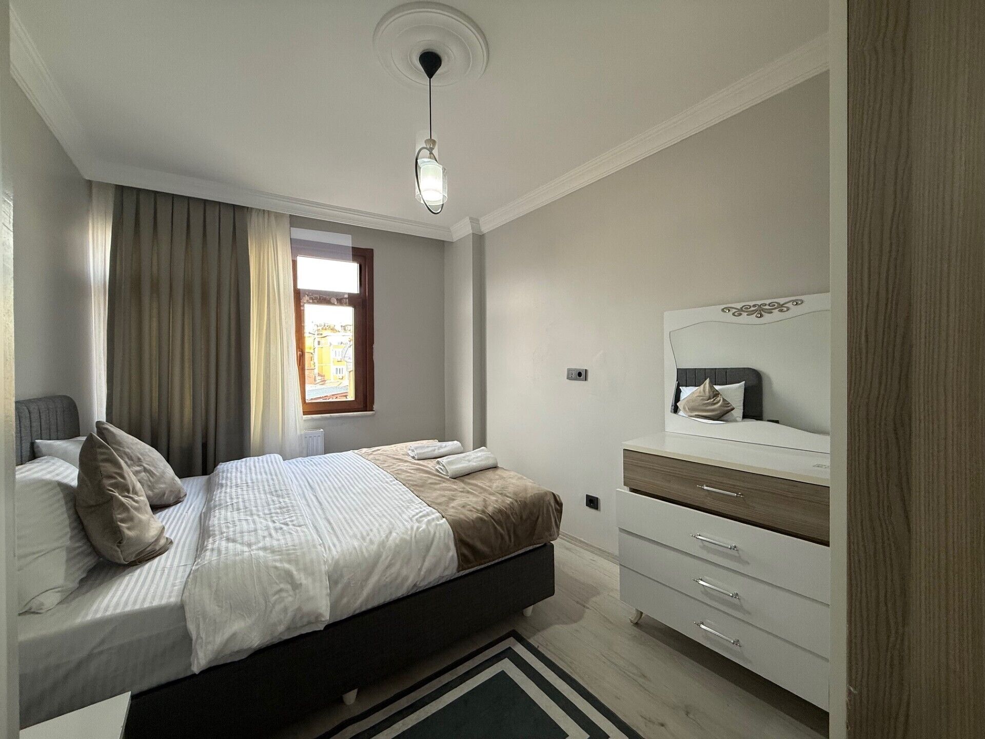 Bureau, fer et planche à repasser, Wi-Fi gratuit, draps fournis