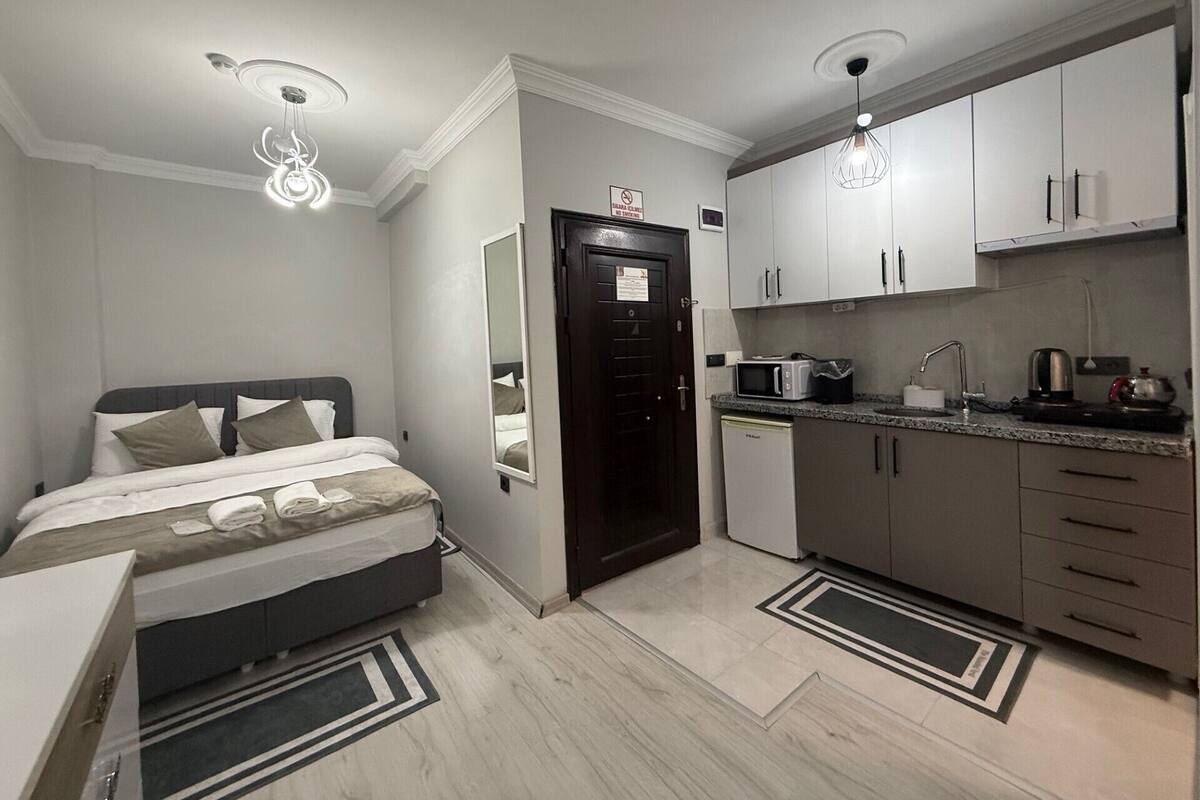 Classic Apartment | Desk, iron/ironing board, WiFi (free), bed sheets
