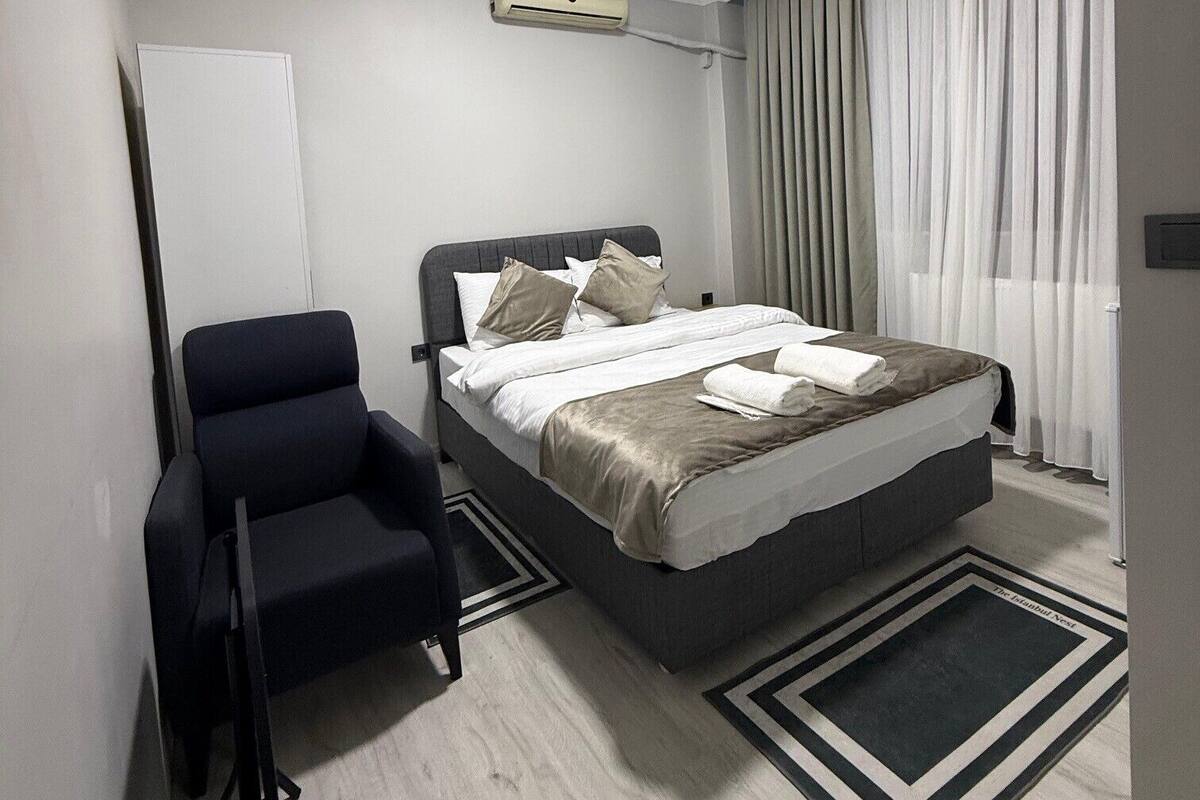 Economy Room | Desk, iron/ironing board, WiFi (free), bed sheets