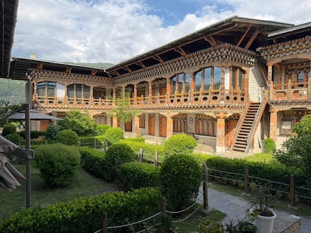 Un edificio tradicional con amplias ventanas y una escalera.. Kaila Guest House