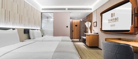 Une chambre d’hôtel avec deux lits, un bureau, une chaise et un grand miroir.