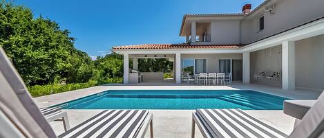 Piscine extérieure (ouverte en saison), piscine chauffée