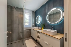 Family Villa, Multiple Bedrooms (Villa Ora) | Bathroom | Combined shower/tub, hair dryer, towels, soap - Villa Ora (Marcana)